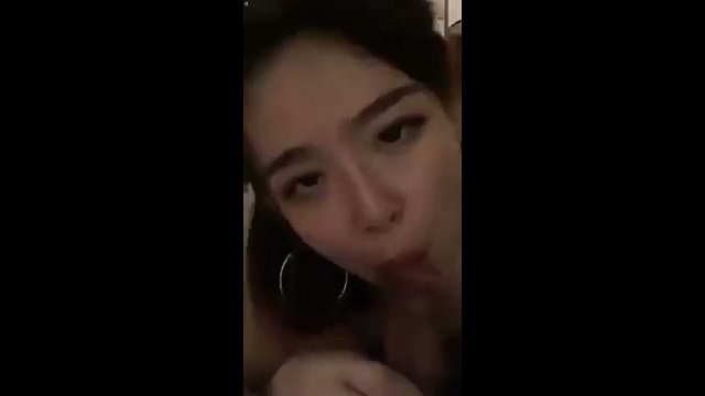 Hot girl mặt cực dâm đang mải mê mút chim